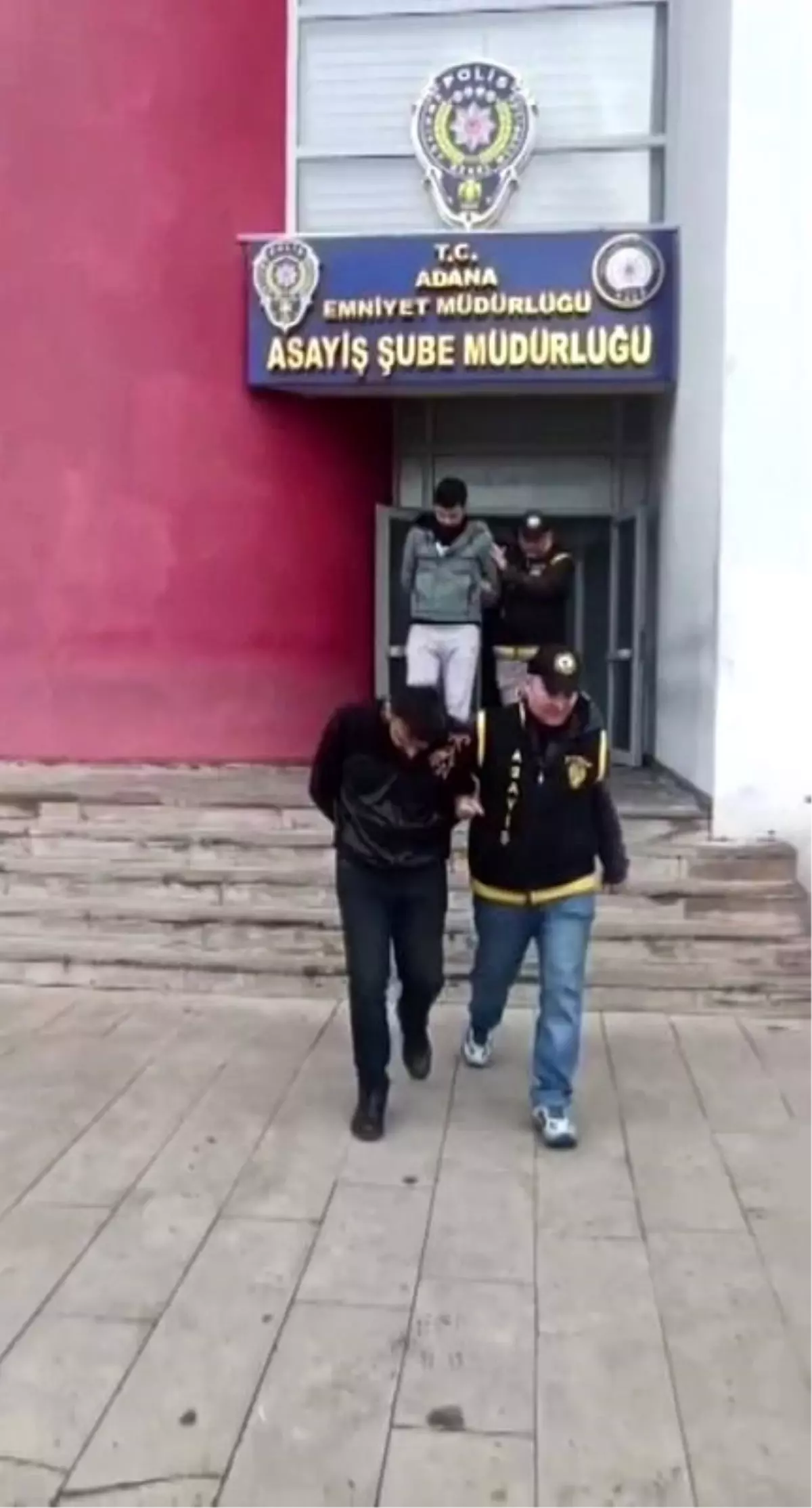Adana'da Kredi Kartı Dolandırıcılığı Çetesi Çökertildi: İki Şüpheli Tutuklandı