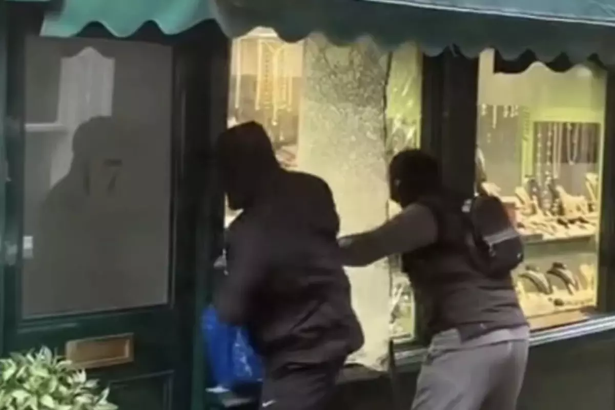 Londra'da Maskeli İki Soyguncunun Şok Edici Kuyumcu Baskını