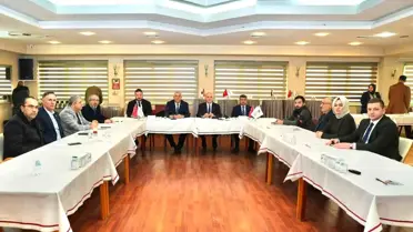 Toplantı sırasında konuşma yapan Faruk Özlü