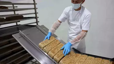 Üretim hattında ekmek paketleme