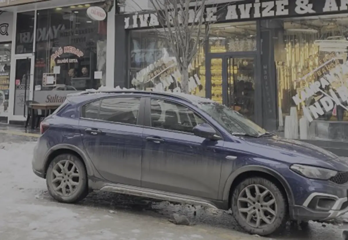 Ağrı’da Çatıda Biriken Kar Ağırlığını Kaybetti, Erzurum’da Araç Hasar Aldı
