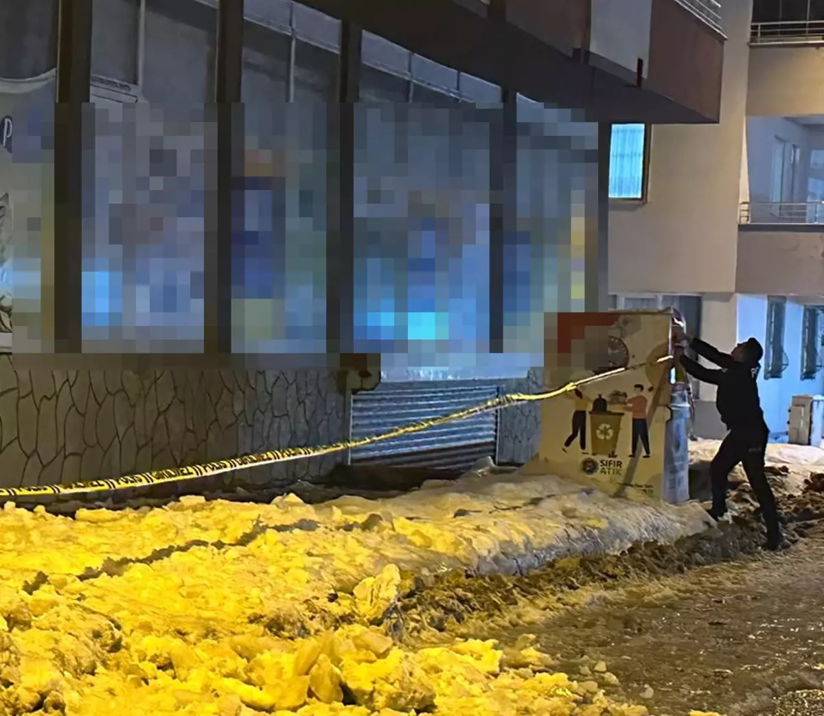 Ağrı’da Kar Yağışı Araca Çarptı, Polis Binaların Altına Şerit Çekti