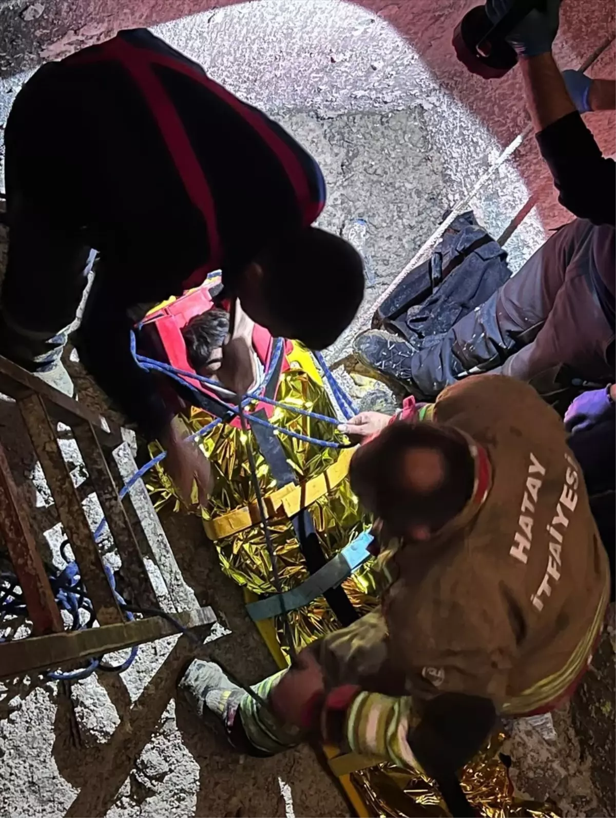 Antakya’da İnşaat Çukuruna Düşen İşçi Hastaneye Kaldırıldı