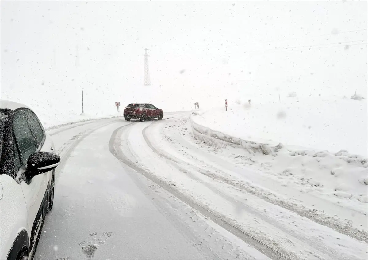 Ardahan’da Şiddetli Kar Fırtınası Nedeniyle Mahsur Kalan Araçlar Kurtarıldı