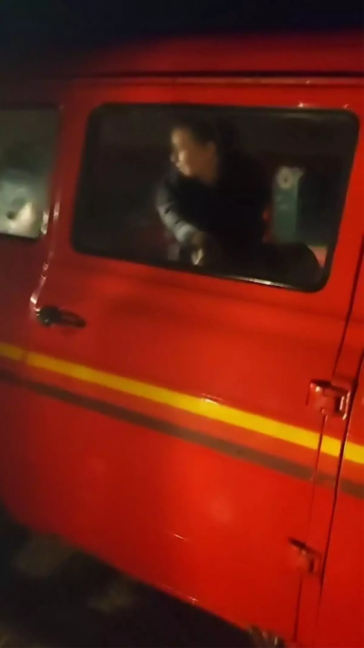 İncirliova’da Sel Felaketi: Yalkıdere Çayı Taştı, Minibüsteki Aile Güvenli Bölgeye Çekildi