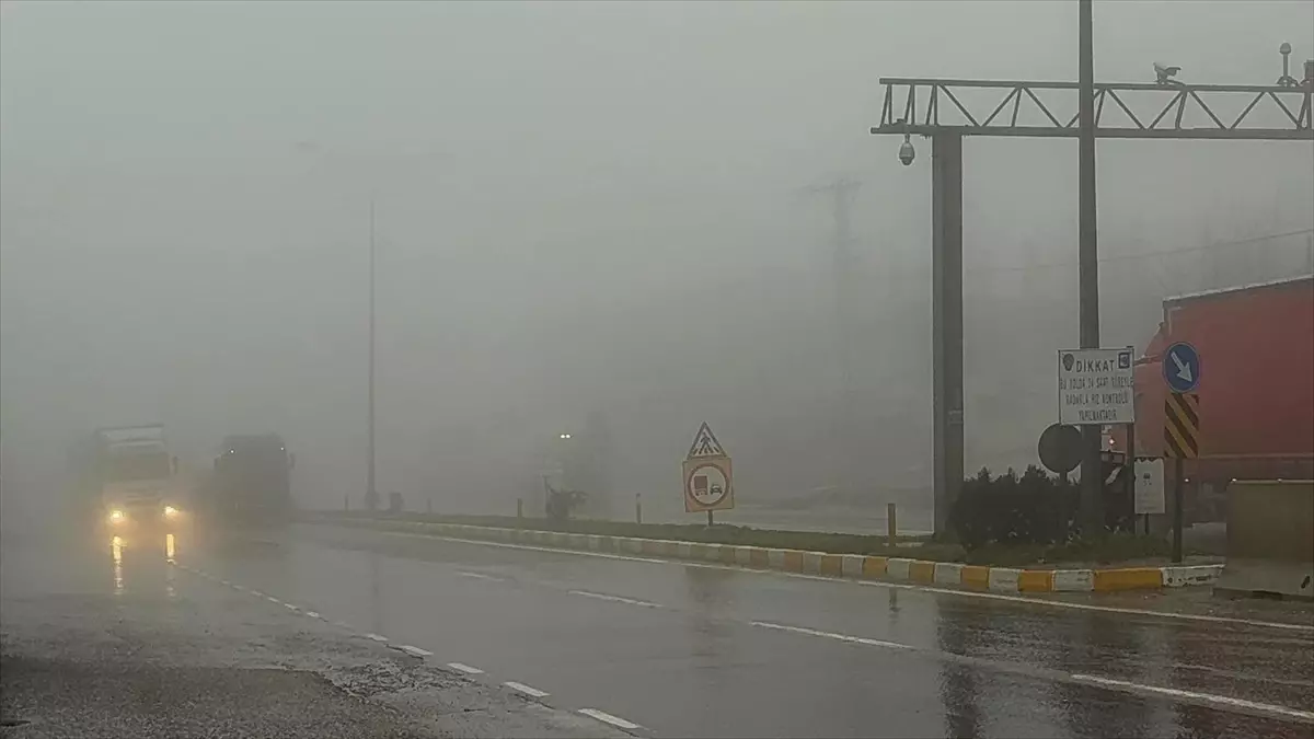 Hatay’ın Belen İlçesinde Yoğun Sis Görüş Mesafesini 30 Metreye Düşürdü