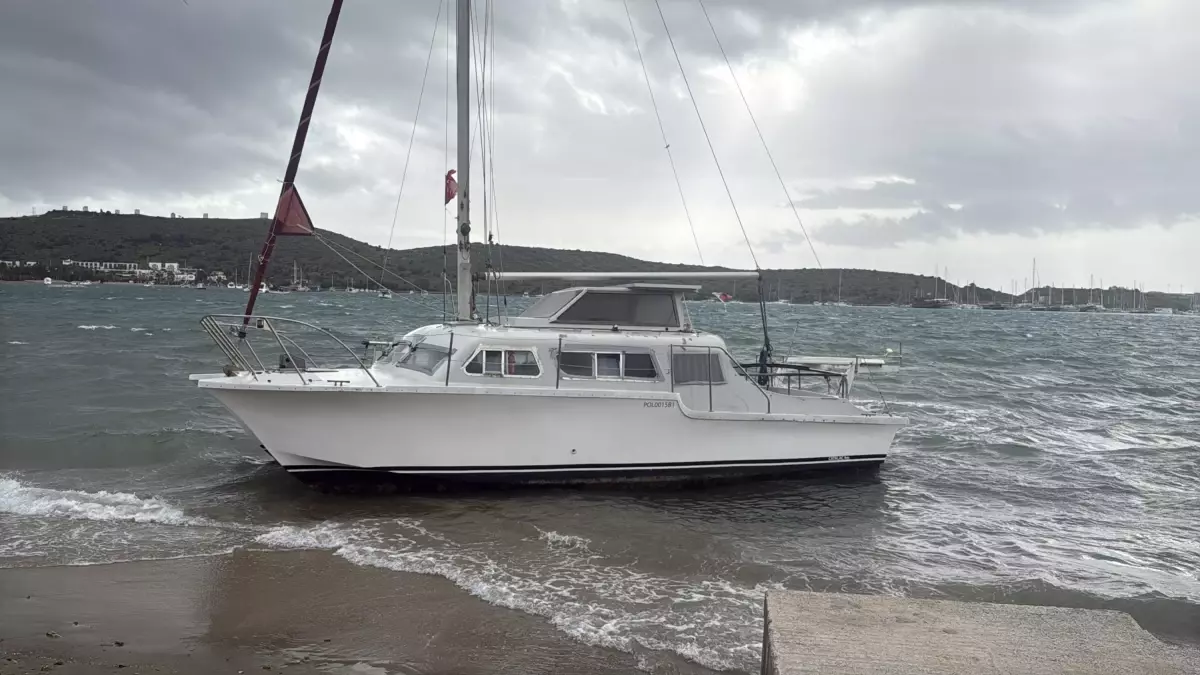 Bodrum’da Şiddetli Fırtına Feribot Seferlerini İptal Ettirdi, Tekne Sahilleri Karaya Çarptı