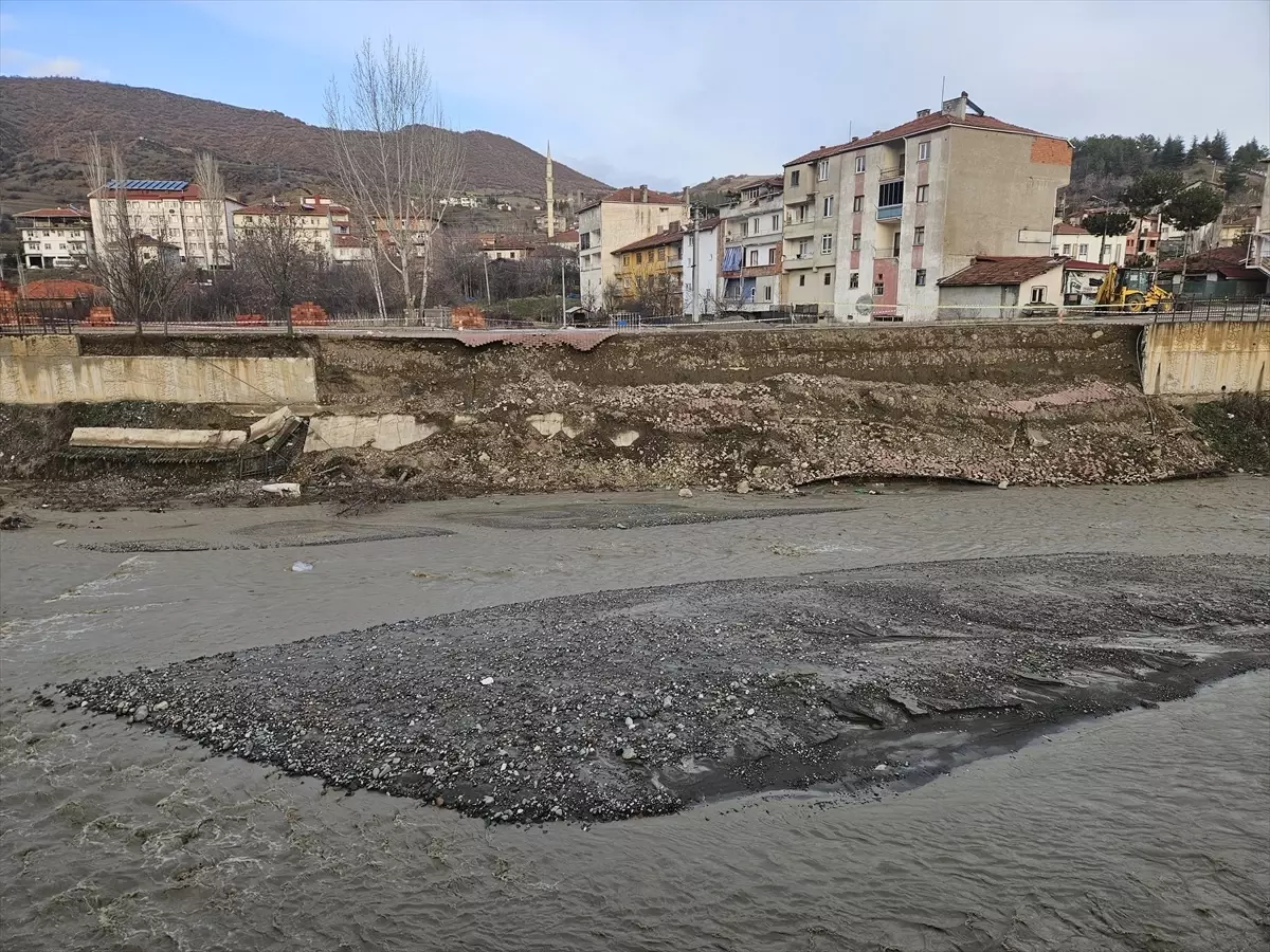 Çorum Bayat'ta Çay Yatağı Kenarındaki İstinat Duvarı Çöktü, Trafik Kapatıldı
