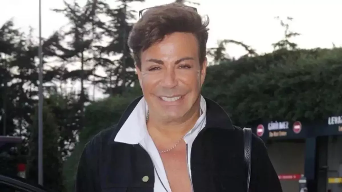 Fatih Ürek’in Son Yolculuğu: Kardeşi Gözyaşlarıyla Tabuta Yaslanıyor