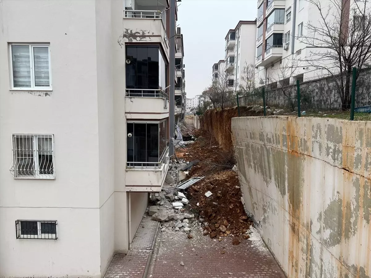 Gaziantep Şahinbey'de İstinat Duvarı Çökmesi 4 Daireyi Etkiledi