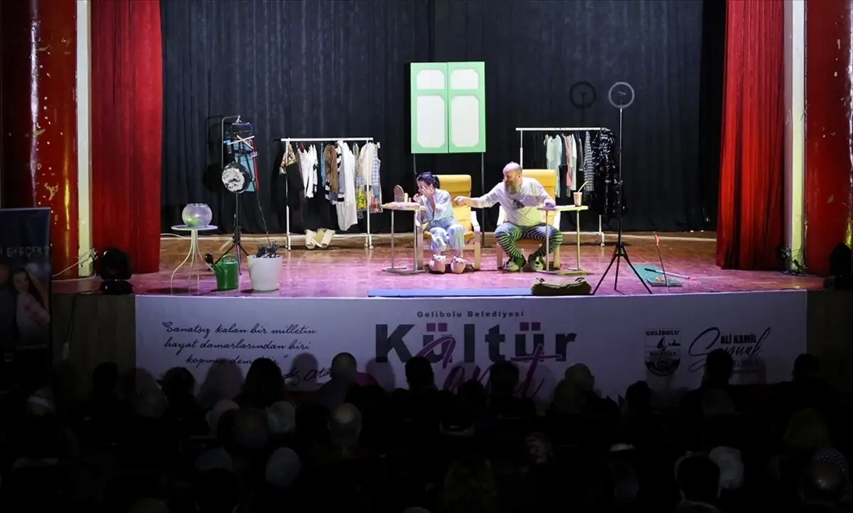 Gelibolu’da “Hangisi Gerçek” Tiyatrosu İzleyicileri Büyüledi