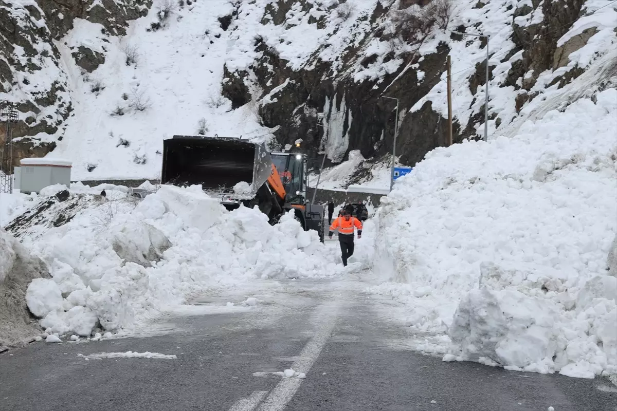 Hakkari-Van Karayolunda Çığ Temizliği Tamamlandı, Yol Ulaşıma Açıldı