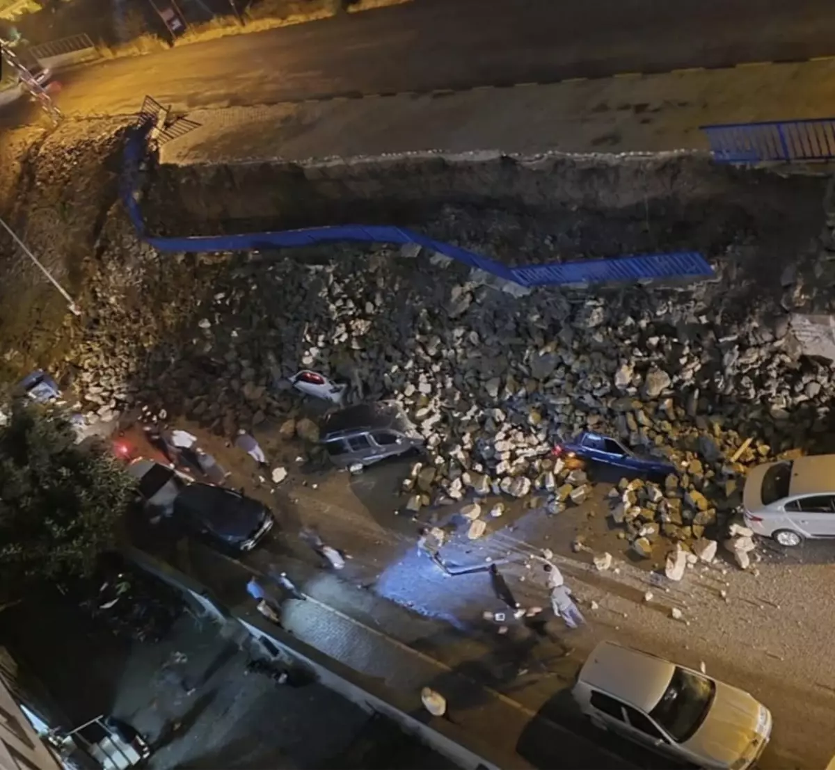 Hatay’da İstinat Duvarı Çöktü: 6 Araç Hasar Aldı, Can Kaybı Yok