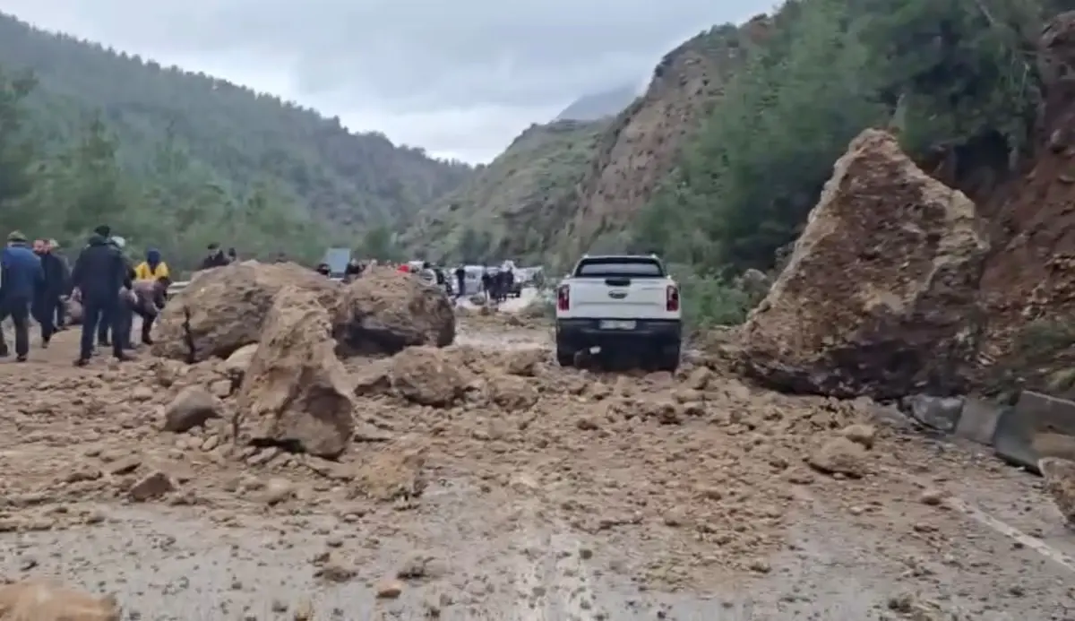 İsparta'da Karayolu Heyelanı Nedeniyle Trafik Durduruldu