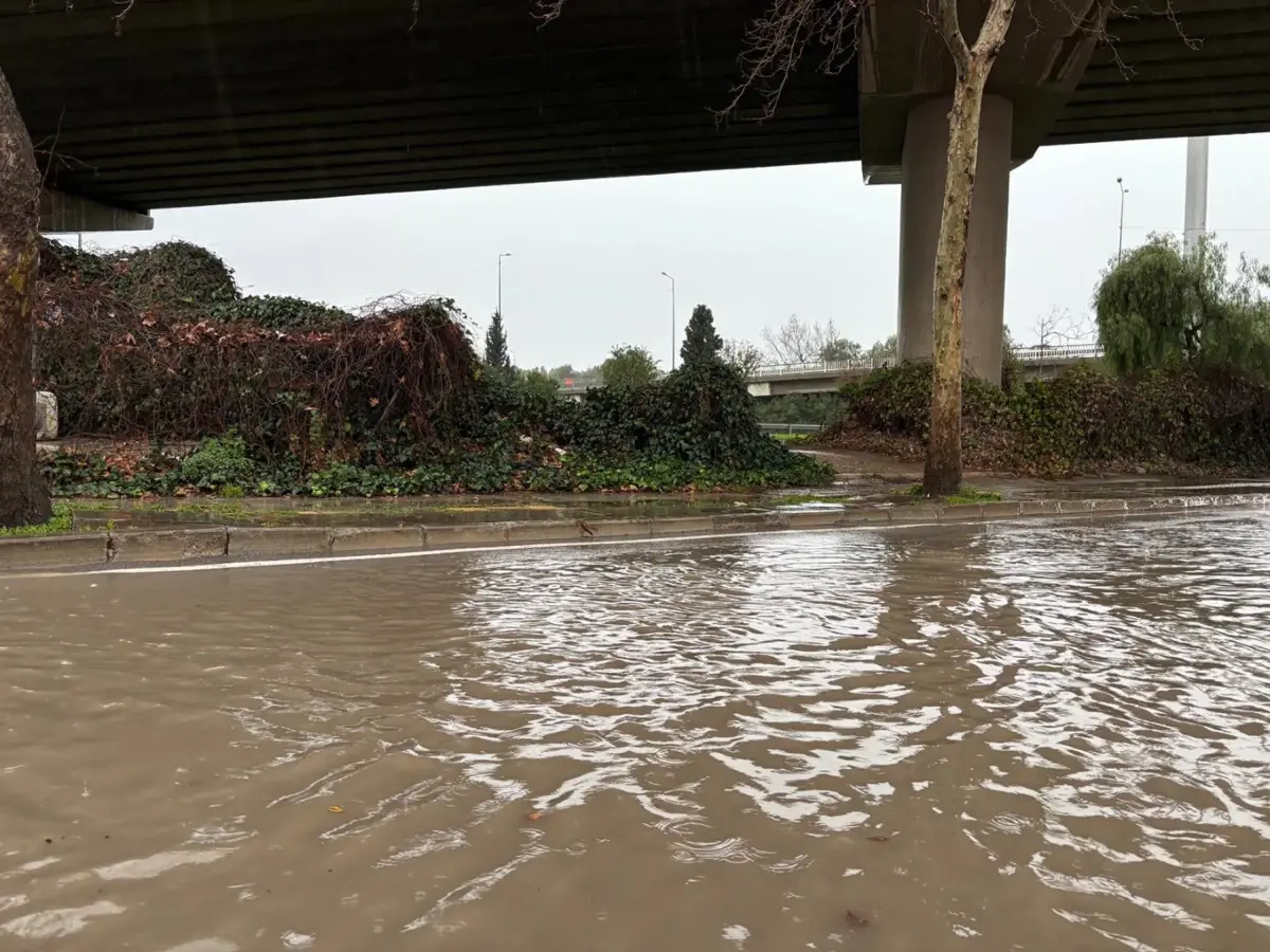 İzmir’de Şiddetli Sağanak Sokağı Göle Dönüştürdü, Trafik Felç Oldu