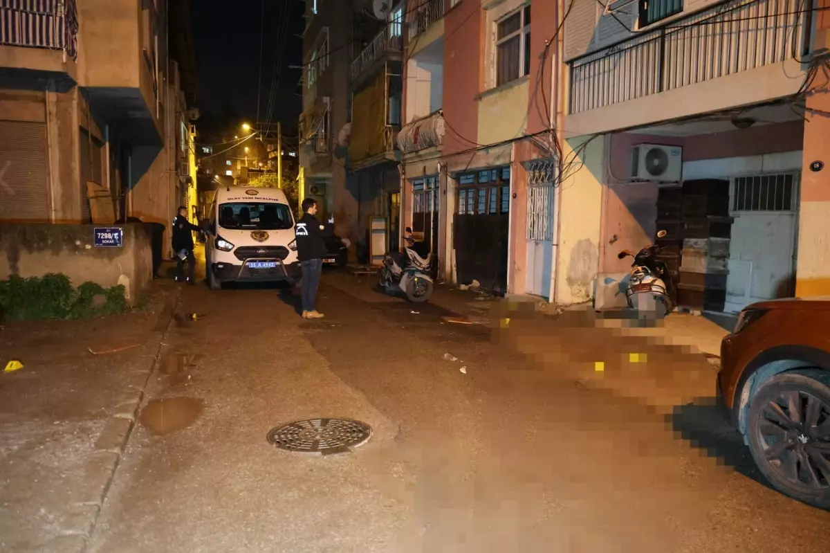 İzmir'de Yol Verme Tartışması Bıçaklı Kavgaya Dönüştü: 1'i Ağır 7 Yaralı