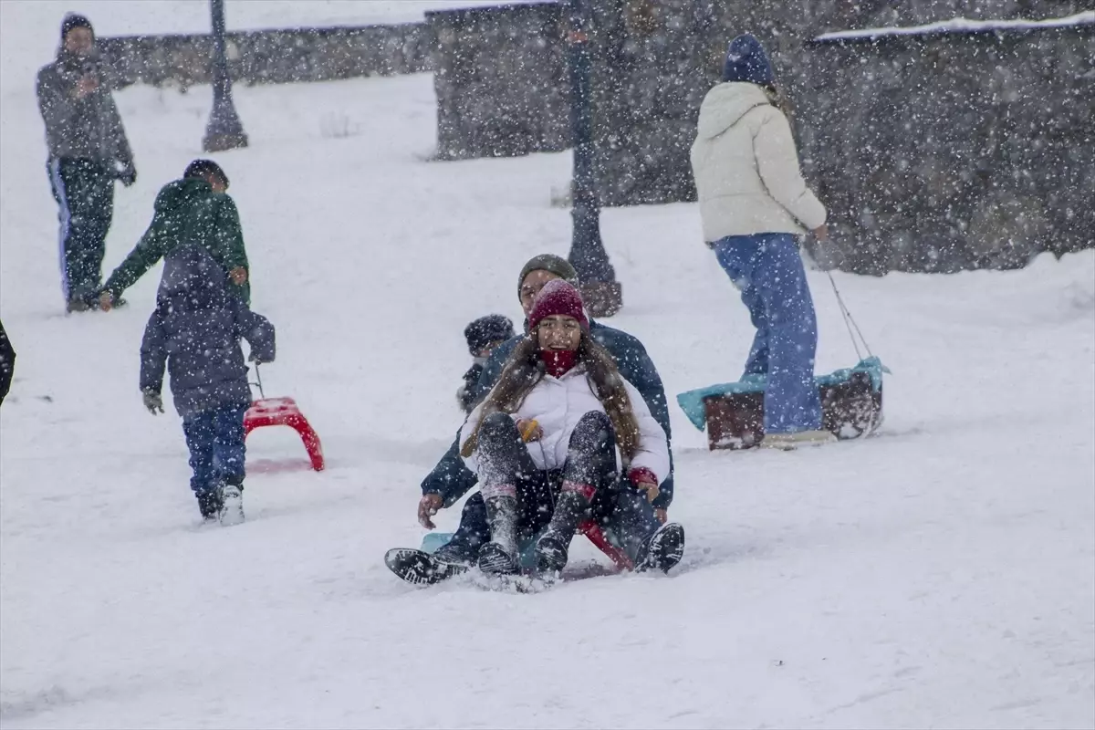 Kars’ta Kış Coşkusu: Çocuklar Karla Şenleniyor