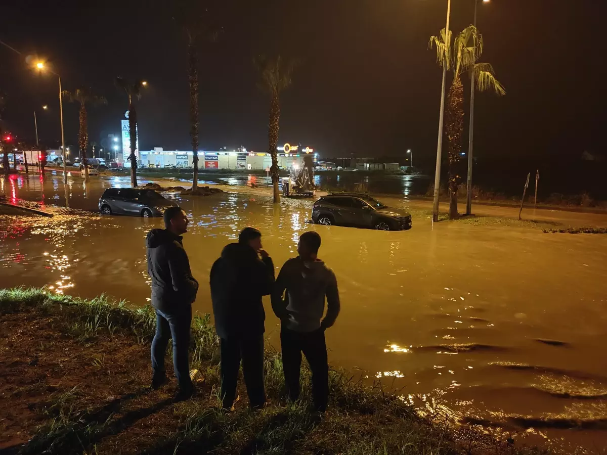 Kuşadası'nda Şiddetli Sağanak Sokakları Sular Altına Çekti