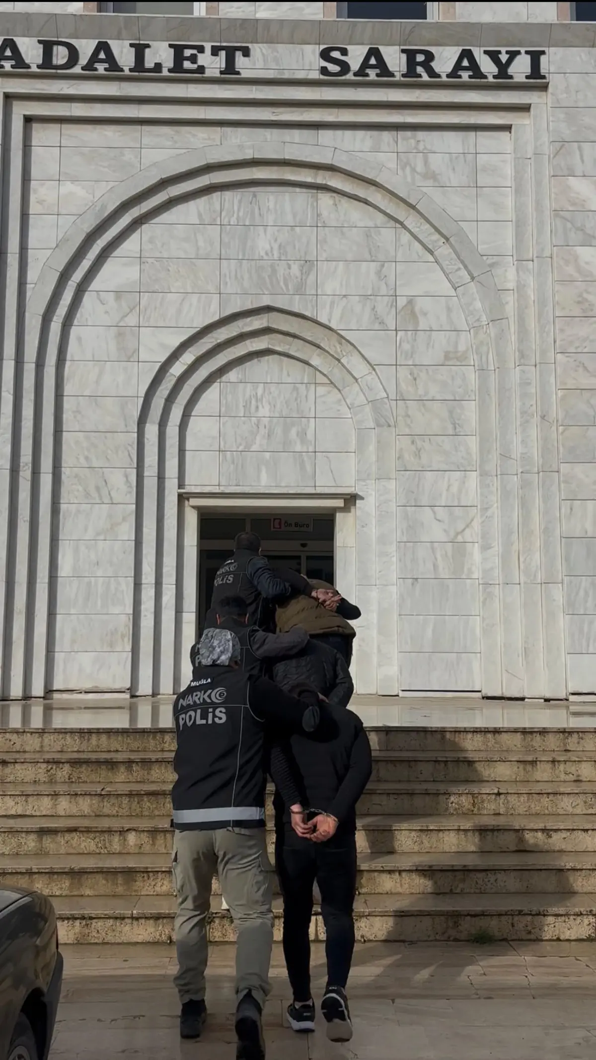 Milas’ta Büyük Sentetik Ecza Operasyonu: 1.800+ Ürün Ele Geçirildi, 3 Şüpheli Tutuklandı