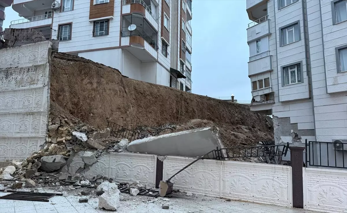 Şanlıurfa Karaköprü’de İstinat Duvarı Çöküşü Sonrası 5 Katlı Bina Tahliye Edildi