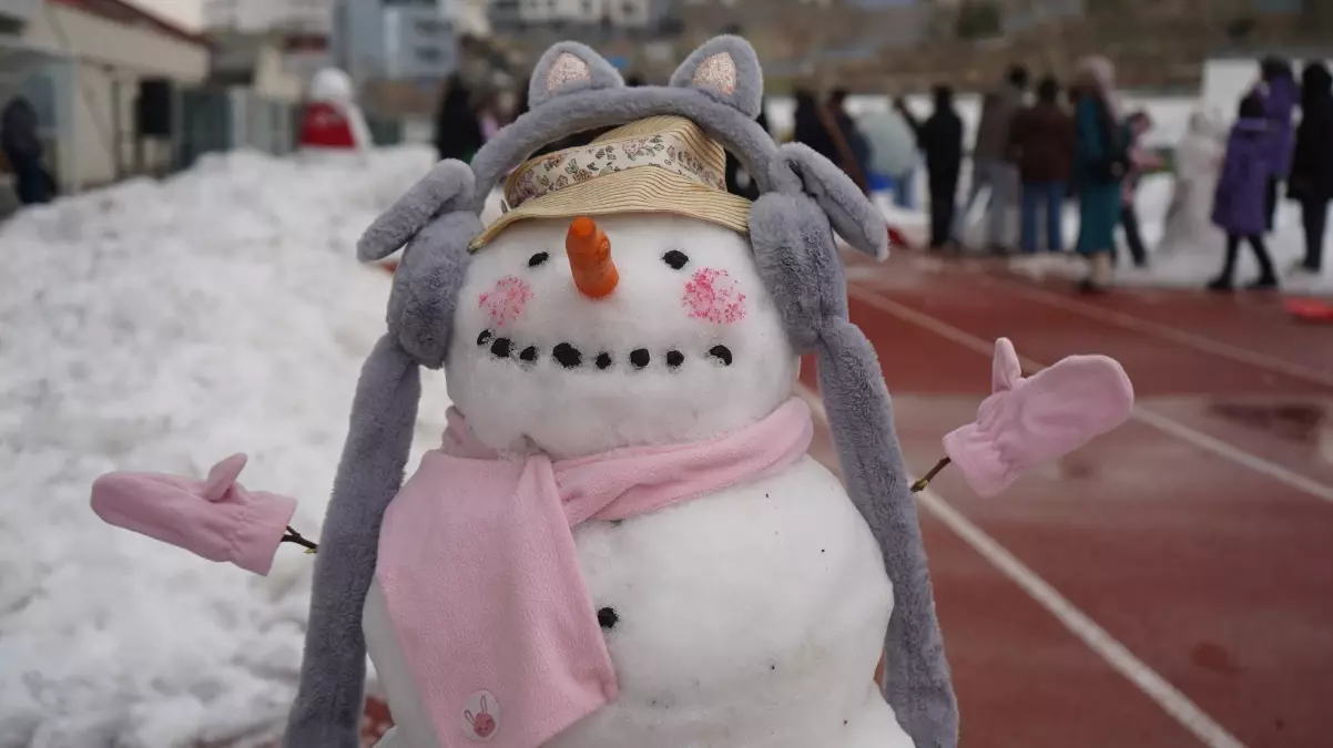 Şırnak'ta Kış Rüzgarı Aileleri Buluşturdu: Ödüllü Kardan Adam Şenliği Coşkusu
