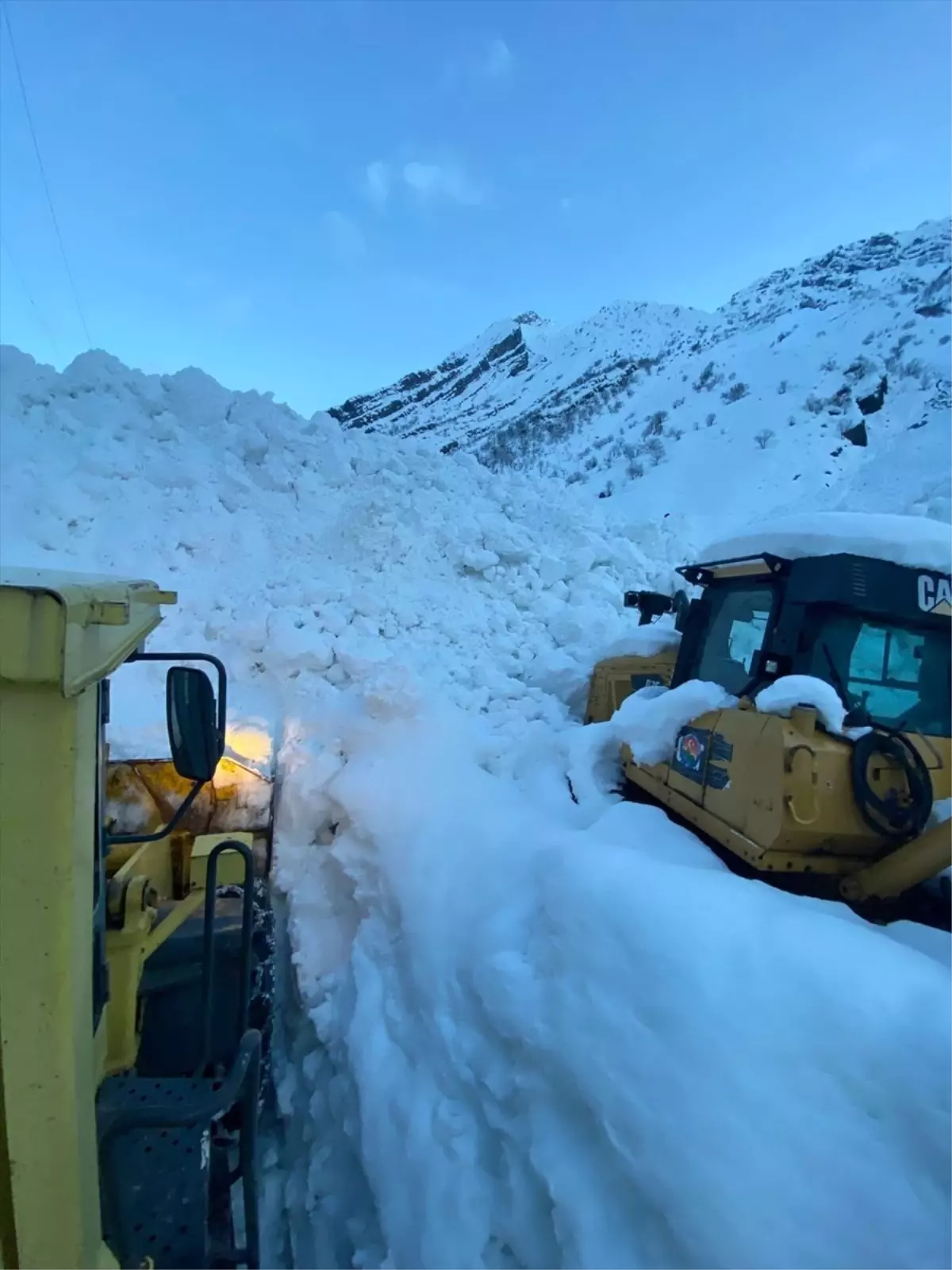 Şırnak'ın Beytüşşebap İlçesinde Çığ Felaketi: Yol Kapandı, Kurtarma Çalışmaları Devam Ediyor