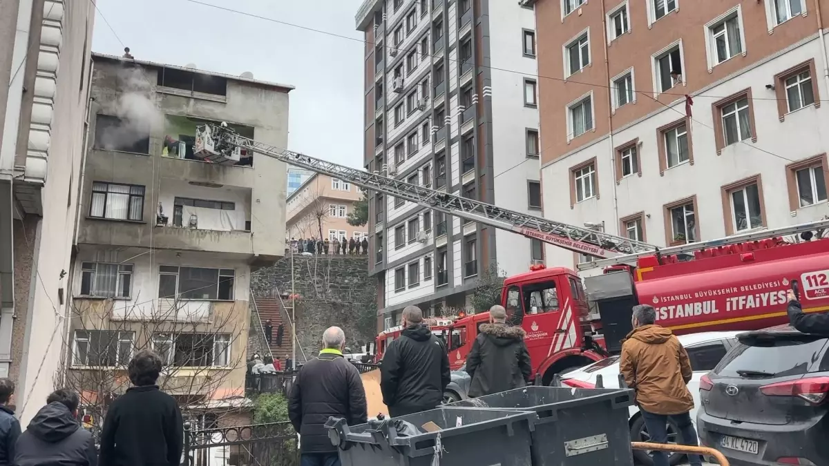 Şişli'de Dört Katlı Bina Yangını Kontrol Altına Alındı