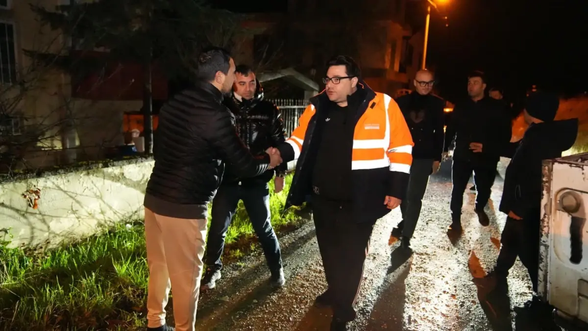 Tekirdağ’da Şiddetli Fırtına Çatılara ve Ağaçlara Büyük Zarar Verdi