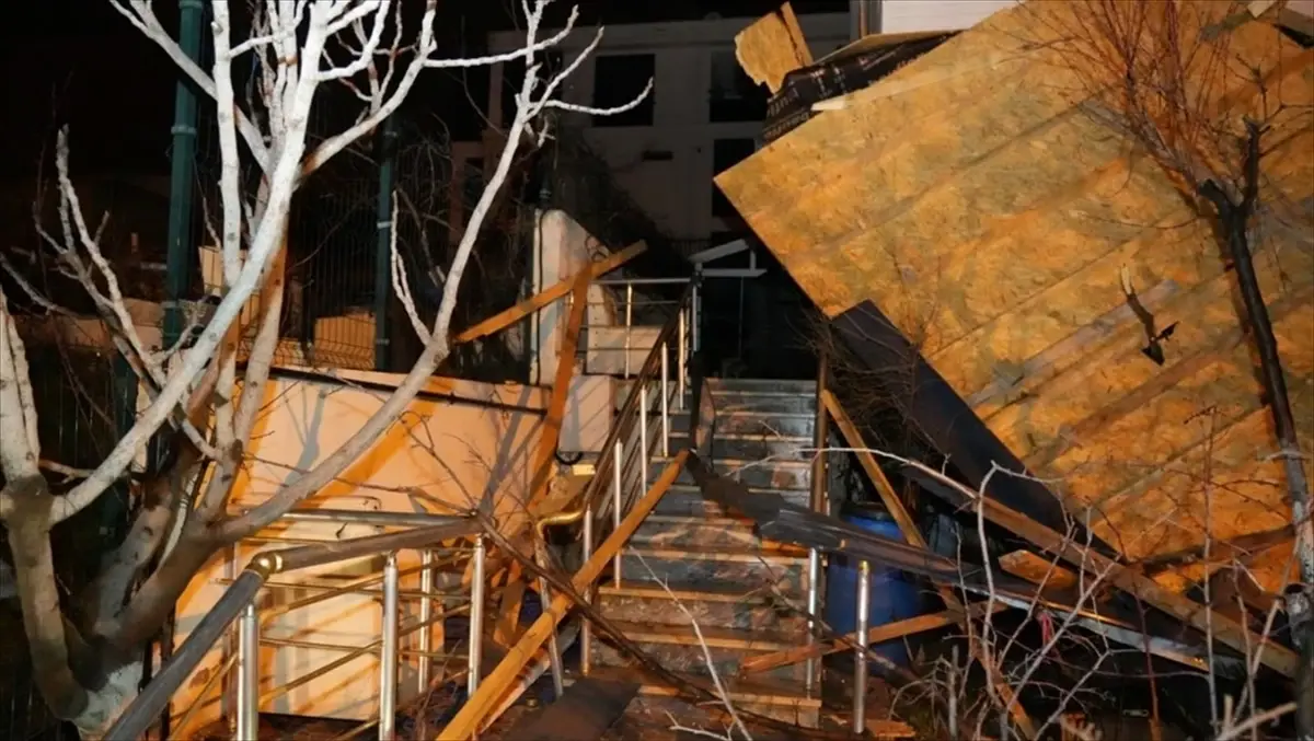 Tekirdağ’da Şiddetli Rüzgar Çatıları Uçurdu, Ulaşımda Kesintiler Yaşandı