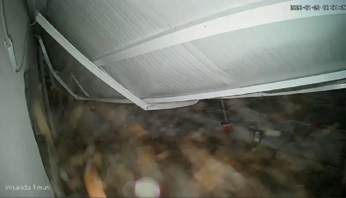 Sivas'ta Çatıdan Düşen Kar Kütlesi Sundurmayı Yıktı