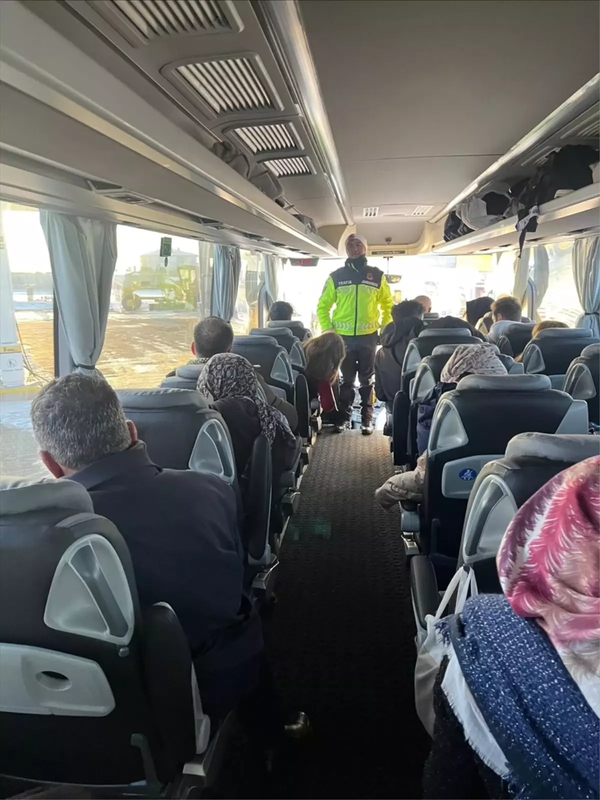 Van’da Jandarma’dan Trafik Bilgilendirme Operasyonu: Sürücü ve Yolcu Güvenliği Artıyor