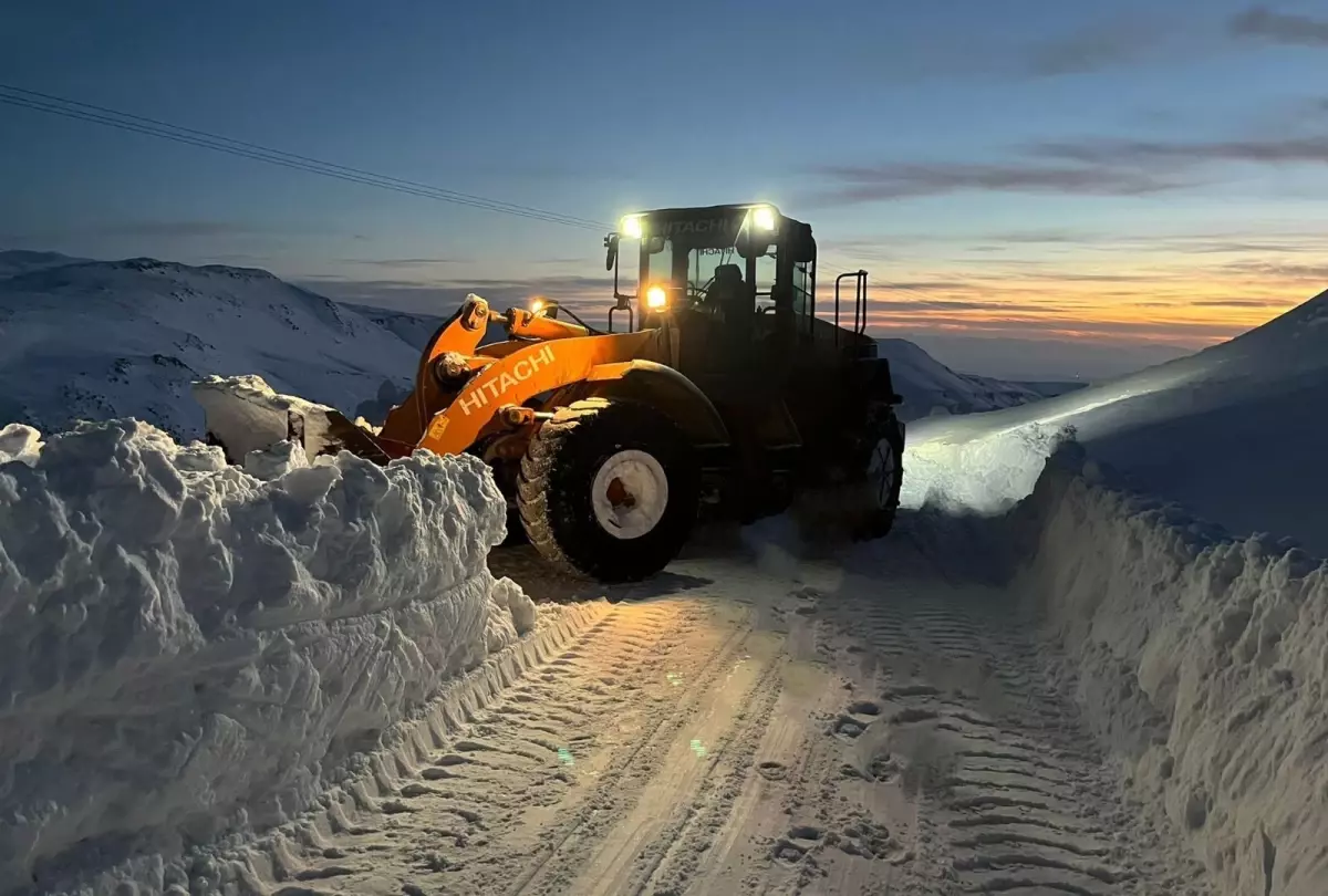 Van'ın 6 İlçesinde Kar Yağışı Yoğun: 78 Köy ve Mahalle Ulaşıma Kapatıldı