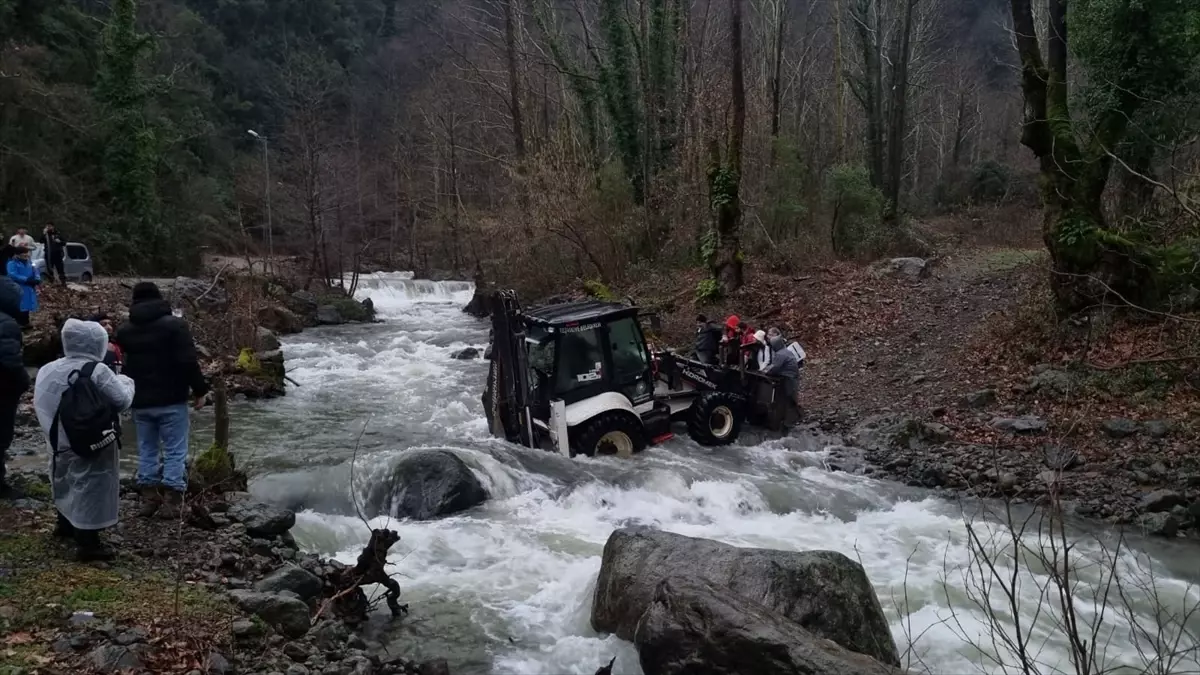 Yalova Çınarcık’ta Sel Tehlikesi: 19 Doğa Yürüyüşçüsü Kurtarıldı