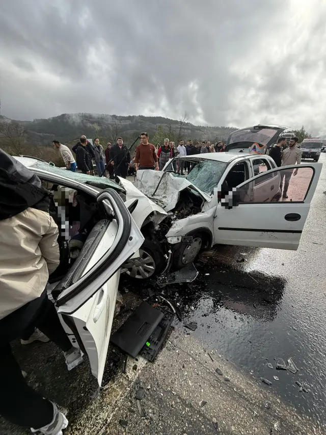 Çarpışan araçların yakın görüntüsü