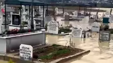 Kurtarma ekiplerinin sel bölgesinde çalışması