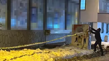 Polisin binaların altına çektiği güvenlik şeridi