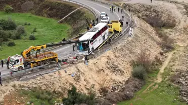 Kazanın meydana geldiği yol ve devrilen otobüs
