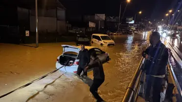 Aydın’da sağanak sonrası yollardaki su birikintileri
