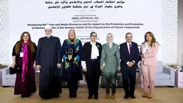 Konferansta sunum yapan Bakan Göktaş