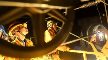 Çin'in yeni yüksek hızlı trenleriyle seyahat eden yolcular