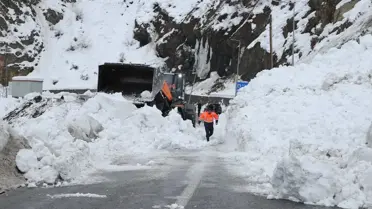 Temizlenmiş Hakkari-Van kara yolu görüntüsü