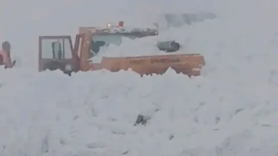 Çığın etkilediği kar savurma aracının fotoğrafı