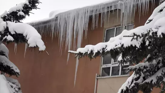 Kar yağışı sonrası temizlik ekipleri çalışıyor