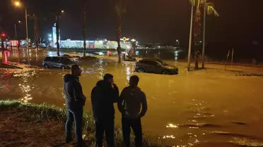 Su altında kalan bir araç