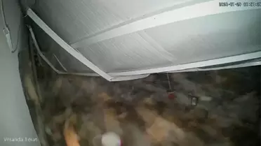 Kar kütlesi çatıdan düşerken