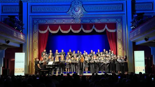 Konser sahnesinde Devlet Çoksesli Korosu