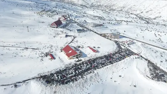 Kayak ve snowboard yapan sporcular