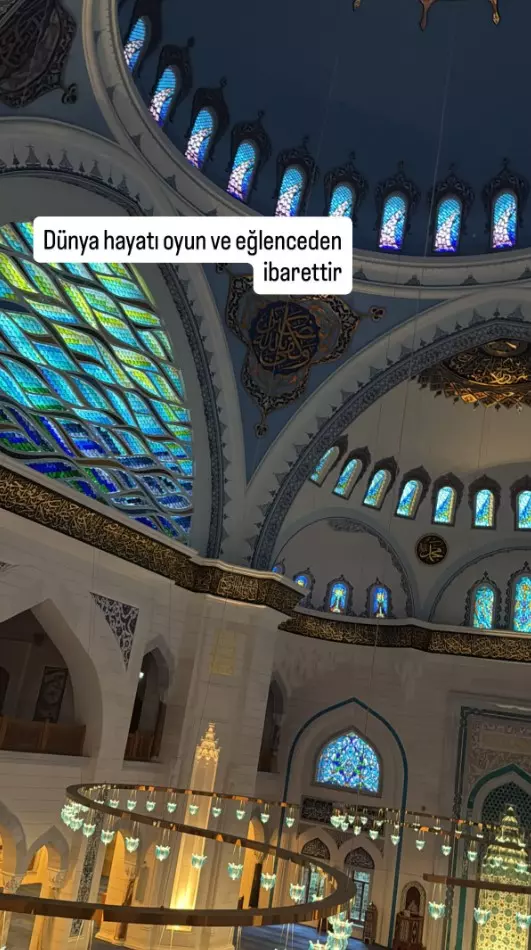 Merve Boluğur camide başka bir kare