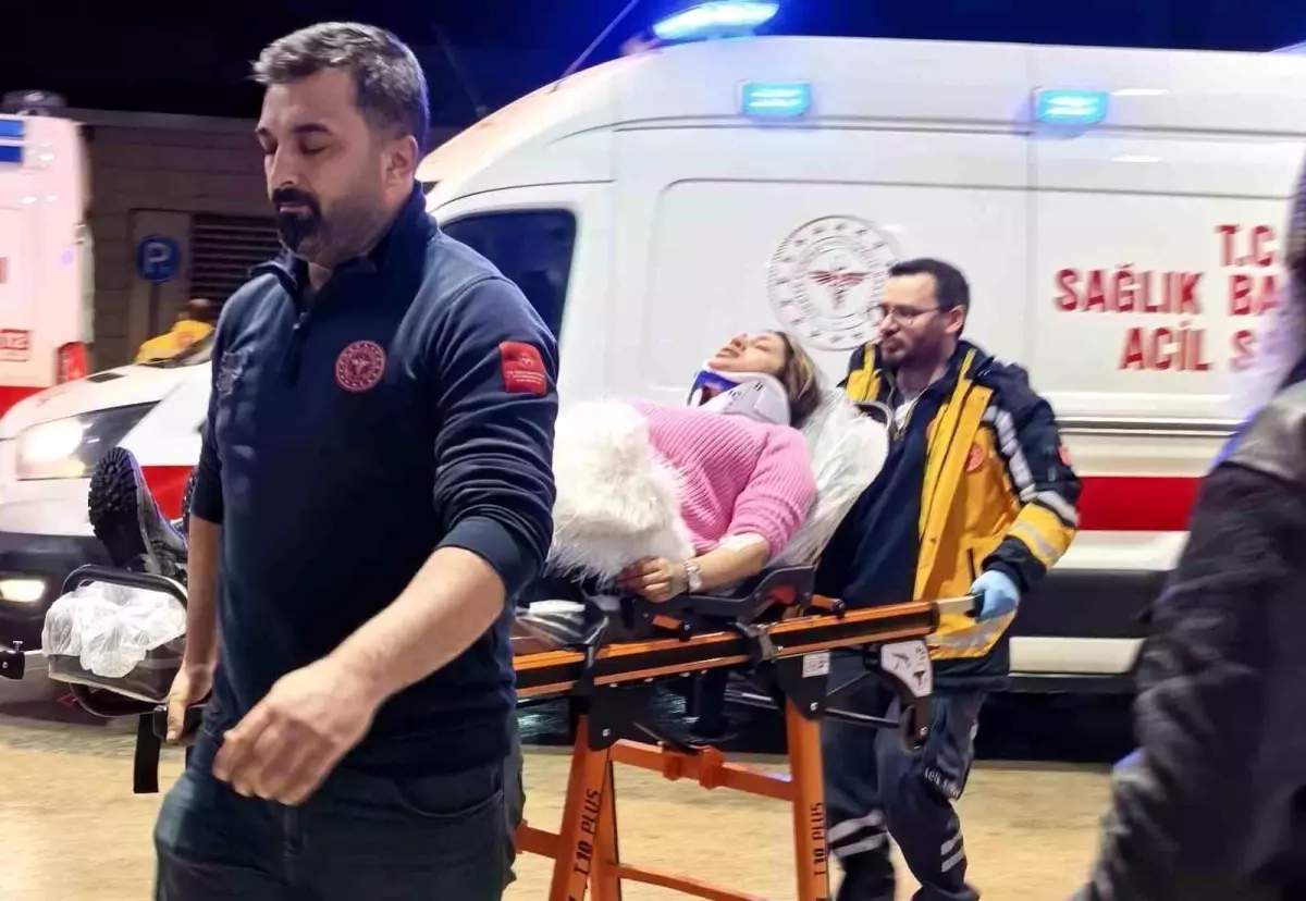 İnegöl’de Otomobil Duvara Çarptı: 2 Yaralı, Jandarma Olayı İnceliyor