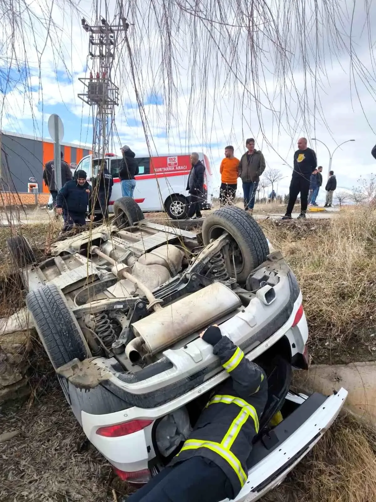Erzincan'da Şarampole Uçan Otomobil Sürücü Yaralandı